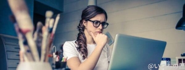 悩んでいる女性のイメージ画像 | ガジェットレビューの匠 悩んでいる女性のイメージ画像