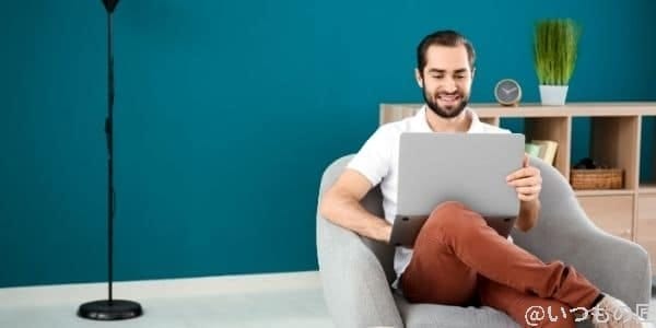 在宅ワークをする男性のイメージ画像