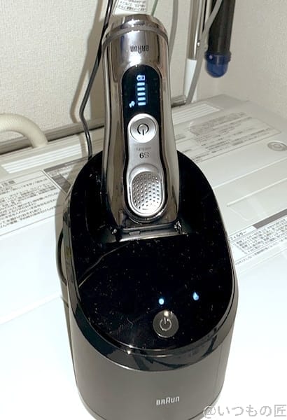 brown-series9-stand | ガジェットレビューの匠 シェーバーを洗浄&充電している状態です。