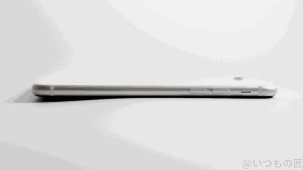iPhone SE 第2世代の側面にはマナーモードスイッチと音量増減ボタンの３つを搭載しています。