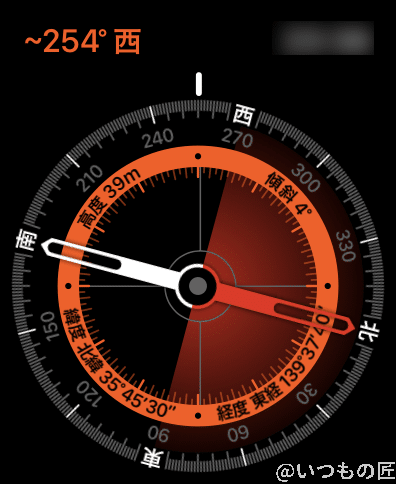 Apple Watchのコンパスアプリ。赤と白とグレーと黒だけのシックな配色が印象的。ただ、地味すぎるアプリですよね…