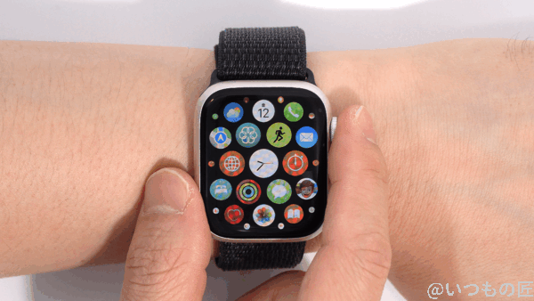 Apple Watch Series 7のDigital Crownを押すのも、特に違和感はありませんし、指に馴染むサイズです。