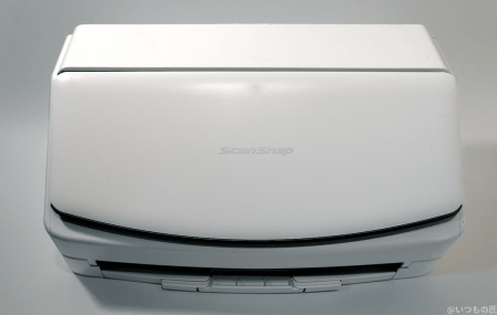 新調した我が家のScanSnap iX1600。白い筐体なのもオシャレで、妻からの評判が良いです。