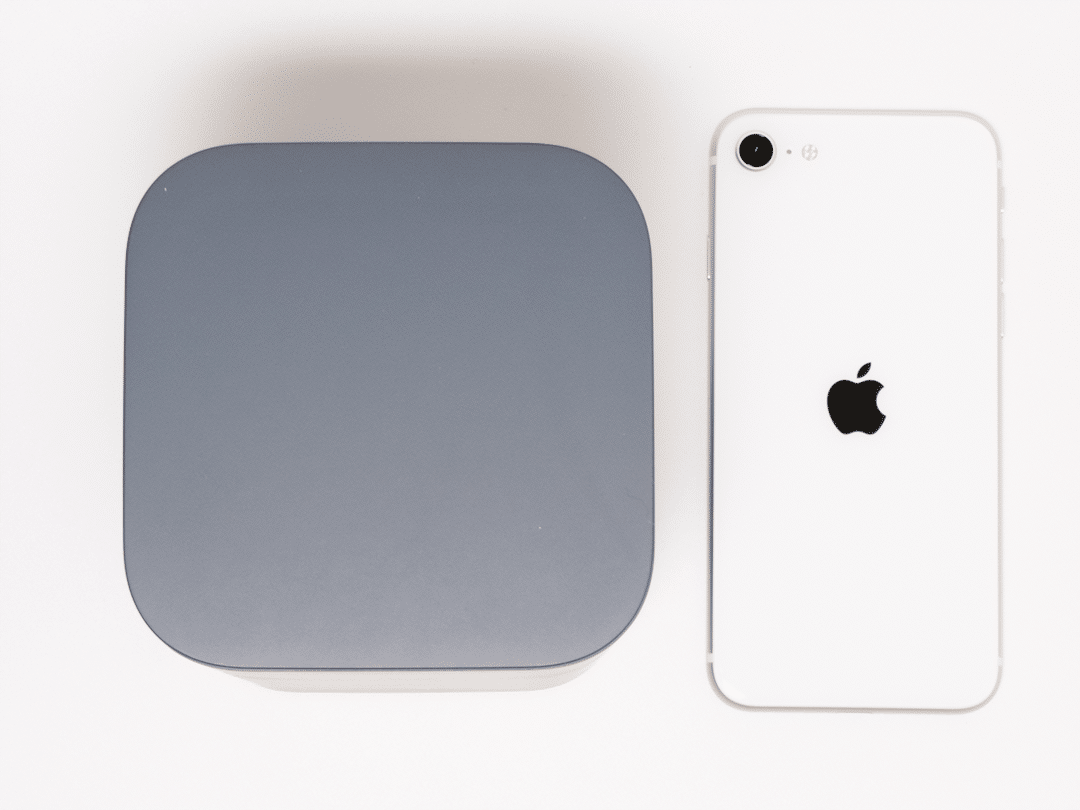 home 5G HR01上面とiPhone SEだと、すごくコンパクトに感じます。ただし、正方形なので置き場所は選びます。