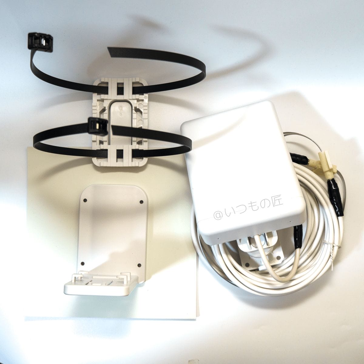 home 5g 屋外アンテナの同梱物 | ガジェットレビューの匠 到着した屋外アンテナは、据え置きタイプ/くくりつけタイプのどちらでも設置可能という代物でした。