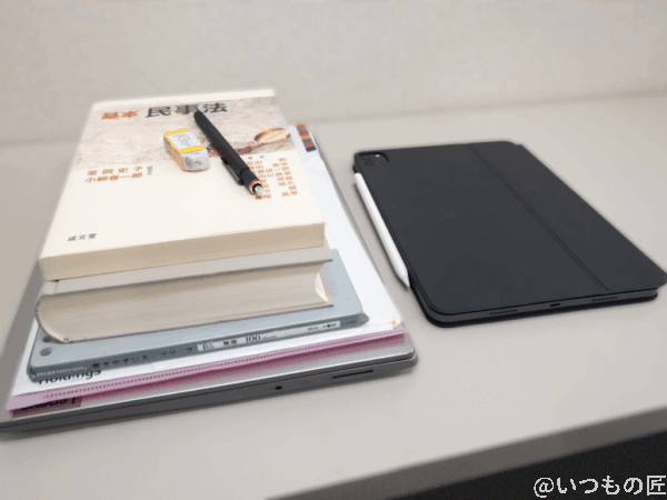 ipadpro-2021-with-books-1 | ガジェットレビューの匠 iPad Proに納めた書籍と比較すると、その厚さや重さは雲泥の差になります。
