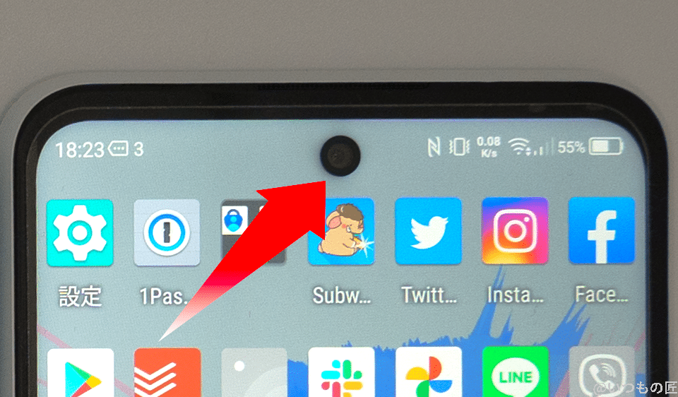 Libero 5G Ⅱのフロントカメラは、ピンホールタイプで画面に埋もれています。