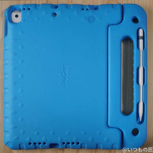 ipad9-with-case2 | ガジェットレビューの匠 筆者のiPad9保護ケースは子供用に分厚いものを使っています。こちらは裏です。Apple Pencilが収納できて良いです。