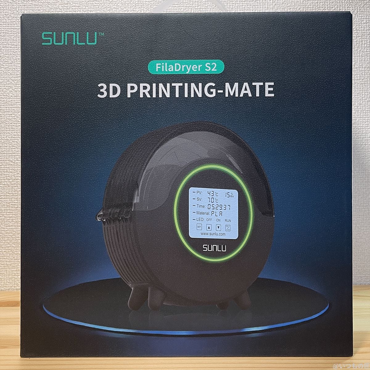 sunlu-filadryerbox-s2-box | ガジェットレビューの匠 SUNLU FilaDryer S2 パッケージ 正面。黒い背景に製品が斜め立ちするイメージ。
