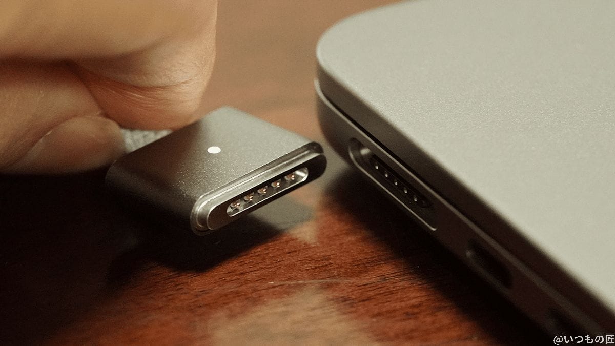 m2 macbook air本体とマグネット端子 | ガジェットレビューの匠 M2 MacBook AirのMagSafe電源コネクタと電源ケーブル