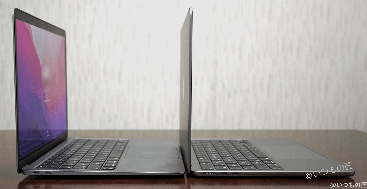 macbook air m2とmacbook air m1の薄さ比較 | ガジェットレビューの匠 M1モデルとM2モデルを、それぞれ液晶ディスプレイを開いた状態で並べた場合。違いをほぼ感じない。