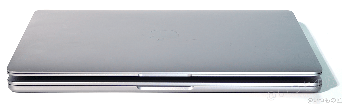 macbook-air-m2-and-m1-pile-up-front-1 | ガジェットレビューの匠 M2モデルの上にM1モデルを重ね合わせた状態。先端部分は明らかにM1モデルの方が細い。