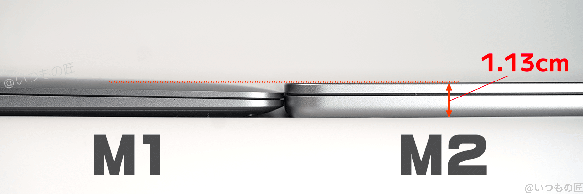 macbook air m2とmacbook air m1の厚さを比較する画像 | ガジェットレビューの匠 Macbook Air M2とMacbook Air M1の厚さ比較