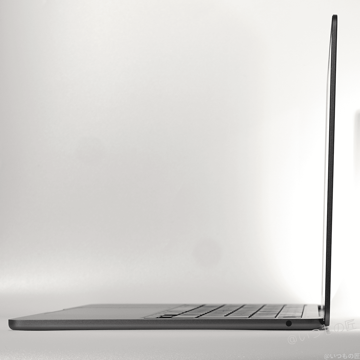 macbook-air-m2-side-open | ガジェットレビューの匠 MacBook Air M2のディスプレイを開いた状態。とにかく薄さが際立つ…