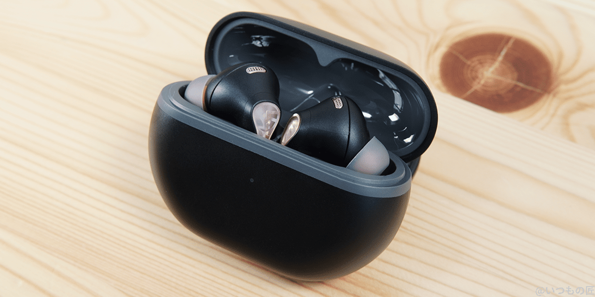 soundpeats capsule3 pro ケース蓋を開けた状態 | ガジェットレビューの匠 Soundpeats Capsule3 Pro ケース内側だけツルッとしたプラスチック感