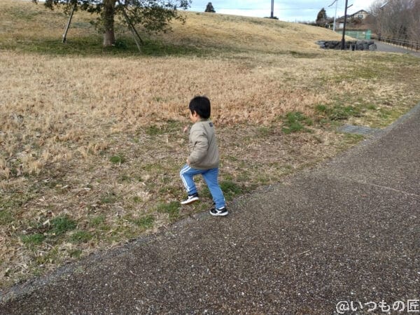 xperia-ace-three-photo-running-child | ガジェットレビューの匠 走る子供(屋外撮影)