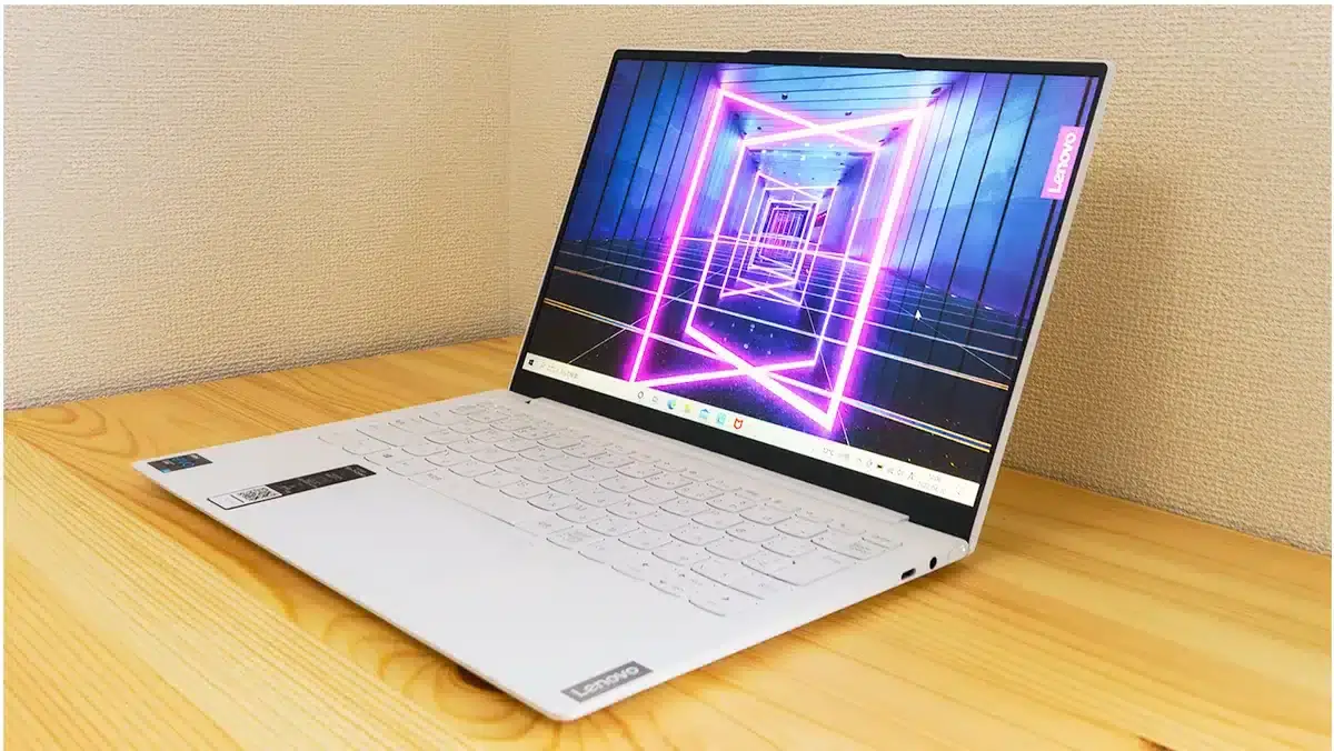 lenovo yoga slim 750i carbon | ガジェットレビューの匠 Lenovo Yoga Slim 750i Carbon 本体を机上に配置した画像