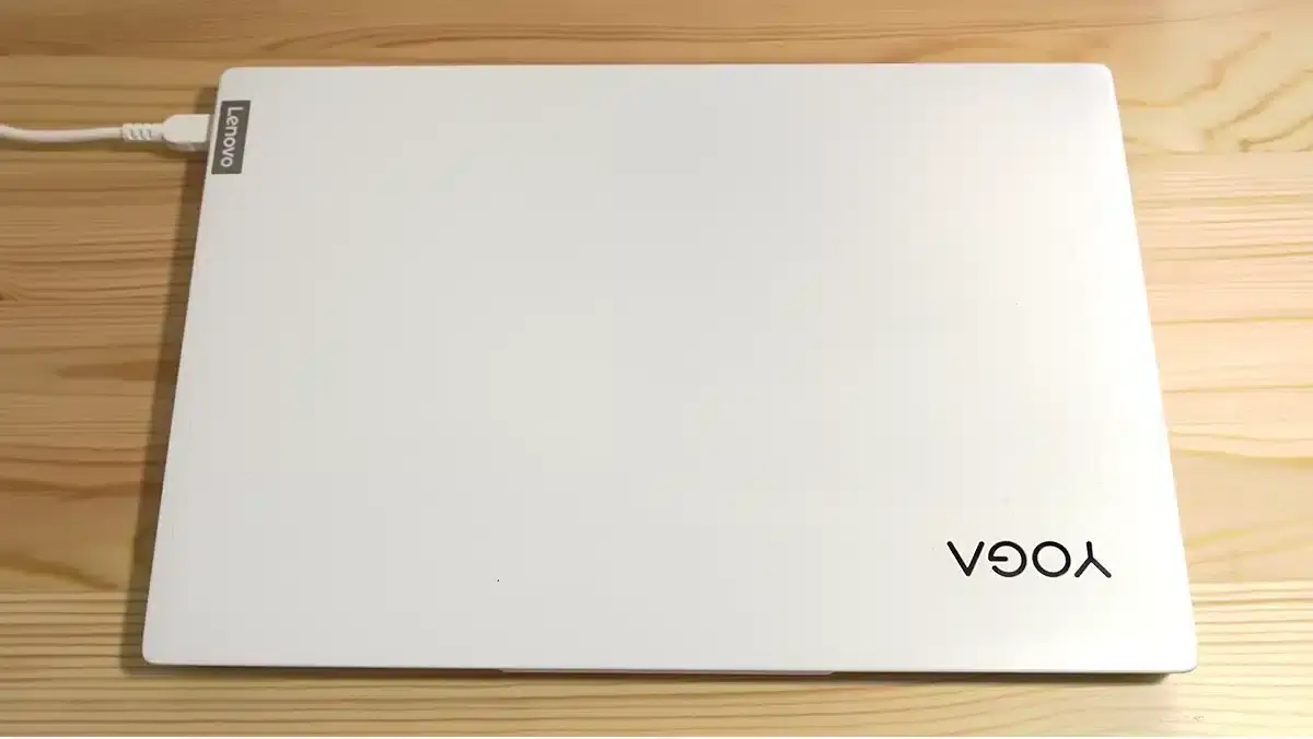 lenovo yoga slim 750i carbon に電源ケーブルをつなげた状態 | ガジェットレビューの匠 Lenovo Yoga Slim 750i Carbon に電源ケーブルをつなげた状態