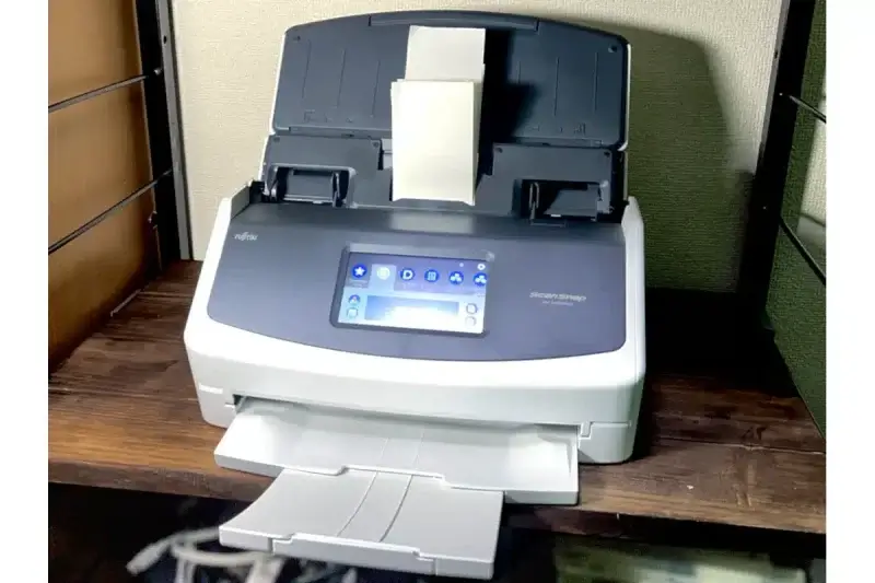 scansnap ix1600本体 | ガジェットレビューの匠 筆者が実際に設置しているScanSnap iX1600。写真は名刺・レシートガイドを装着している構図です。