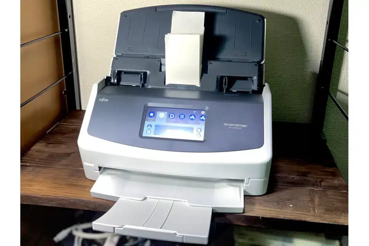 scansnap ix1600本体 | ガジェットレビューの匠 筆者宅で獅子奮迅の活躍をするScanSnap iX1600。いまや無くてはならない存在で、専用の棚上に陣取っています。