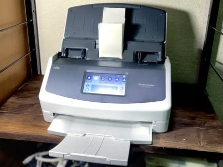 scansnap ix1600本体 | ガジェットレビューの匠 筆者宅で獅子奮迅の活躍をするScanSnap iX1600。いまや無くてはならない存在で、専用の棚上に陣取っています。