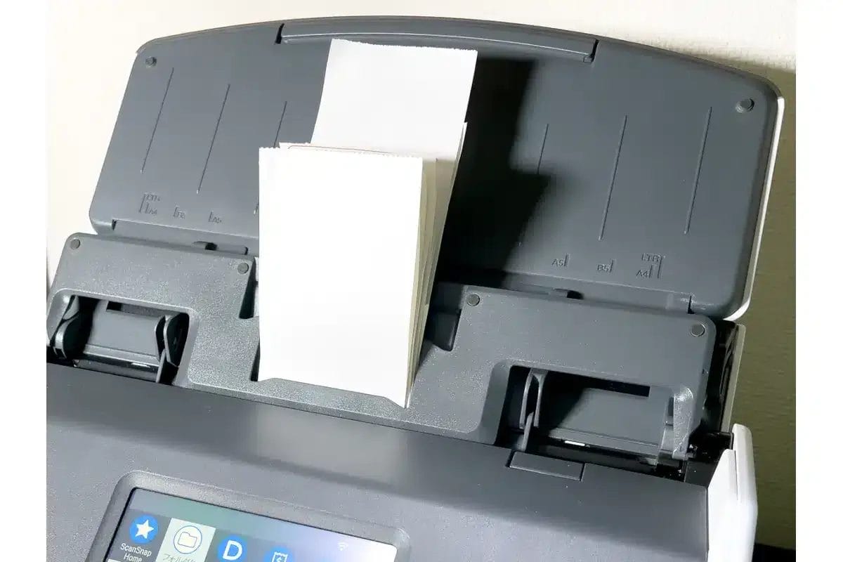 scansnap_receipt_guide | ガジェットレビューの匠 筆者のScanSnapに名刺・レシートガイドを取り付けた状態。大量のレシートでも漏れることなく、スパッとスキャン可能です。