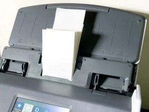 scansnap_receipt_guide | ガジェットレビューの匠 筆者のScanSnapに名刺・レシートガイドを取り付けた状態。大量のレシートでも漏れることなく、スパッとスキャン可能です。