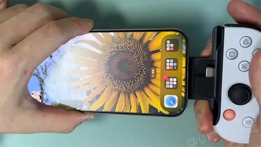 backbone oneは挟み込んでusb-c接続する | ガジェットレビューの匠 BackBone One レビュー iPhone15 原神 装着