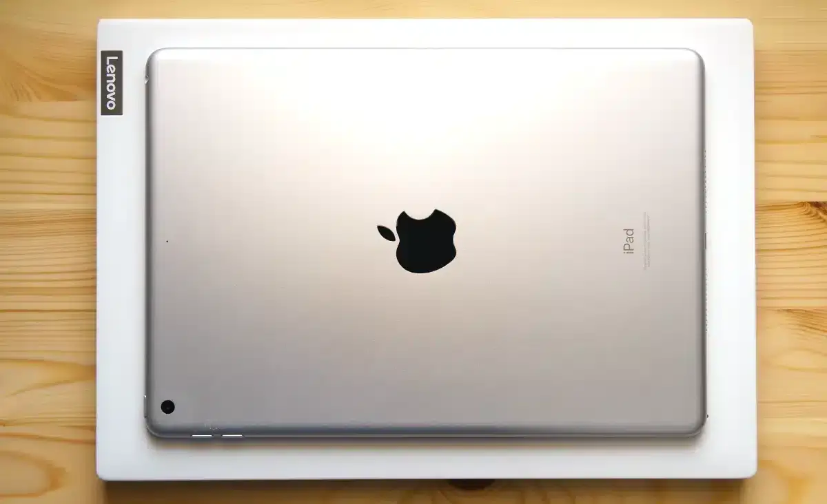 lenovo yoga slim 750i carbon と ipad の比較 | ガジェットレビューの匠 Lenovo Yoga Slim 750i Carbon と iPad を比較してみたら、さすがに二回りくらい違った