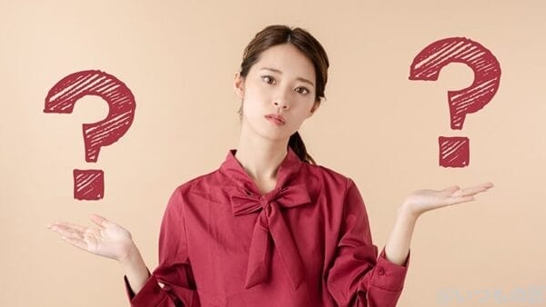 比較する女性 | ガジェットレビューの匠 「モバイル保険」と「スマホの保険証」どちらが自分に向いている?