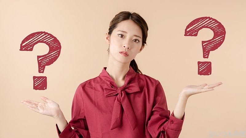 比較する女性 | ガジェットレビューの匠 モバイル保険とスマホケを5項目で比較