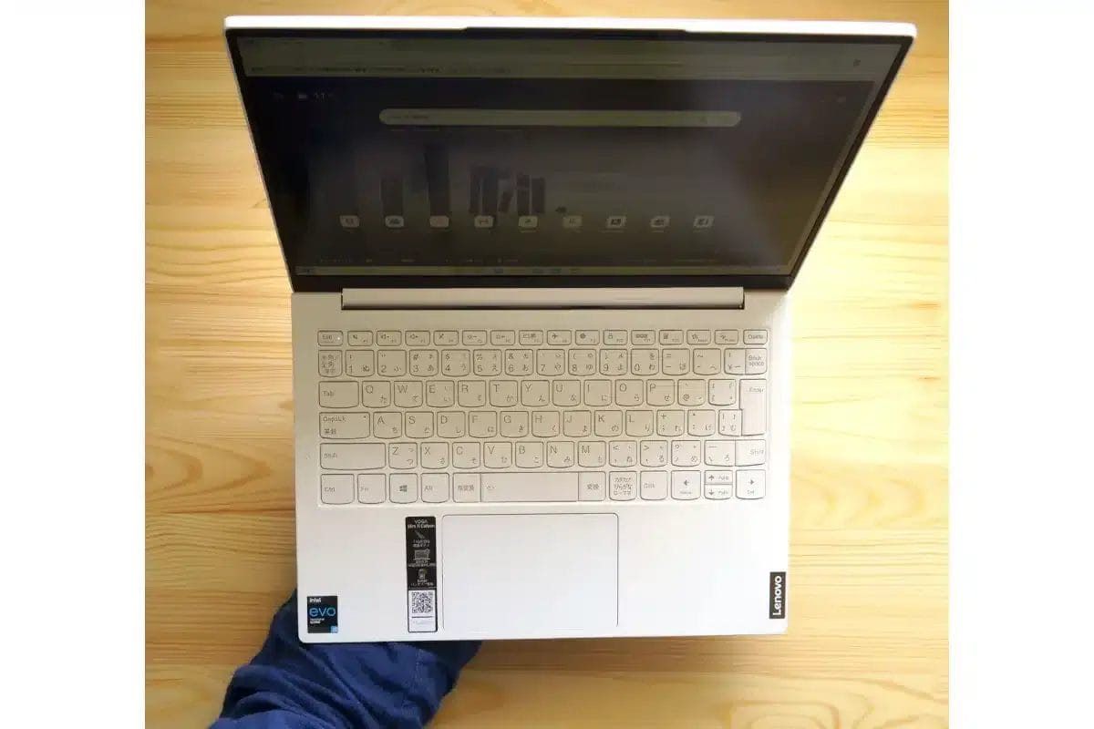 手持ちlenovo yoga slim 750i carbon | ガジェットレビューの匠 手持ちで操作するLenovo Yoga Slim 750i Carbon