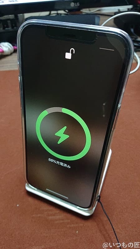 3Dプリンタ製 MagSafe充電器スタンドで充電する