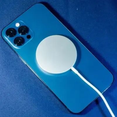 iphone 12 pro maxをmagsafeで充電する様子 | ガジェットレビューの匠 iPhone 12 Pro MAXをMagSafeで充電する様子