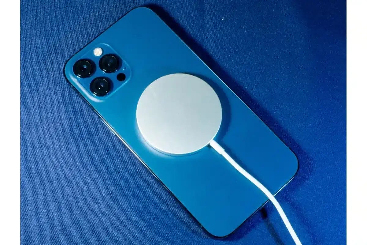 iPhone 12 Pro MAXをMagSafeで充電する様子