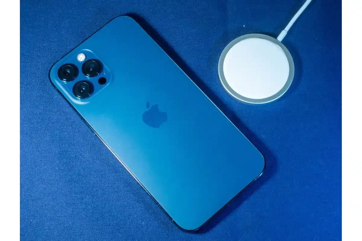 iPhone 12 Pro MAXとMagSafe充電器