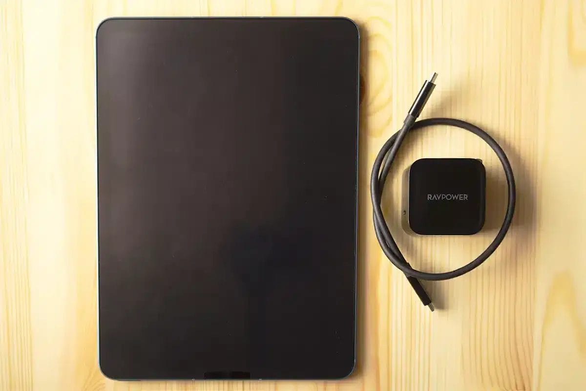 iPad Air5ではRAVPOWER 65W充電器とUSB-Cケーブルを使用しています。これらはノートパソコンと共用できています。
