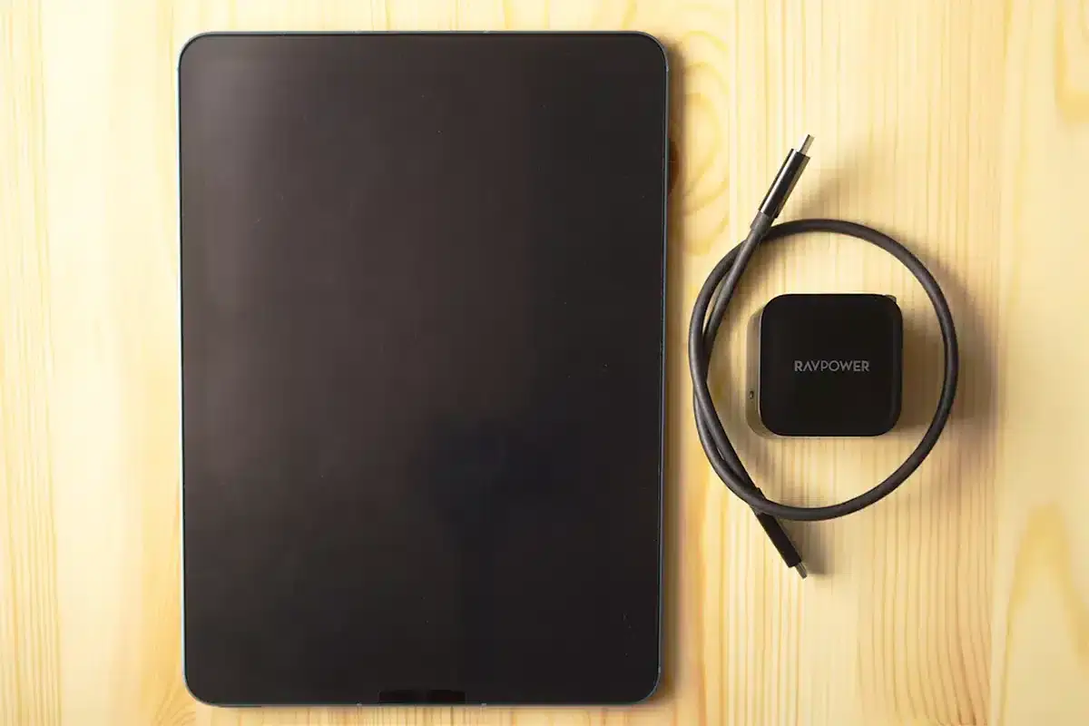 ipad-air5-with-charger | ガジェットレビューの匠 iPad Air5ではRAVPOWER 65W充電器とUSB-Cケーブルを使用しています。これらはノートパソコンと共用できています。