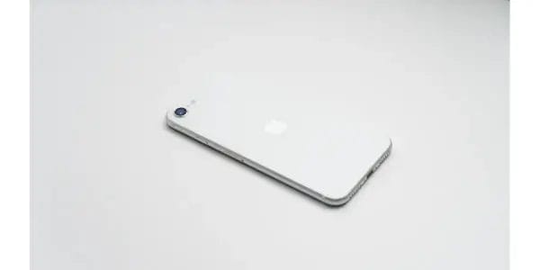 iPhone SE 第2世代 ホワイトの写真。縁が丸いタイプです。