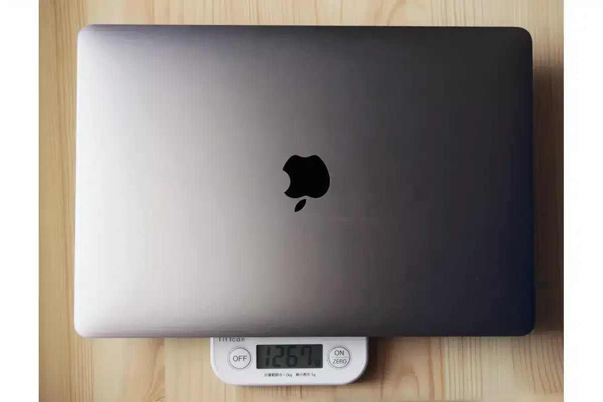 M1 Macbook Airの重さは1,267g
