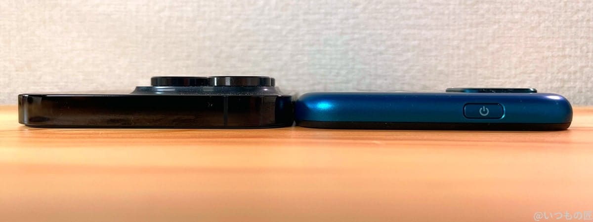 かんたんスマホ3とiphonese3 厚み比較 | ガジェットレビューの匠 かんたんスマホ3とiPhoneSE3 厚み比較