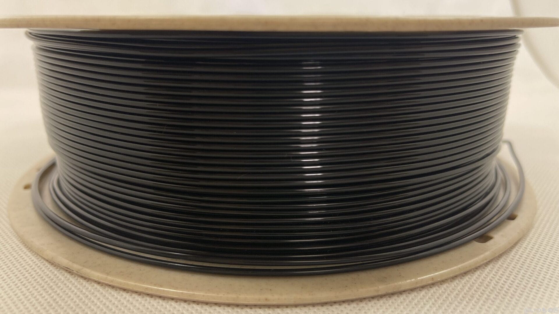 reprapper-filament-black | ガジェットレビューの匠 当たりのRepRapperフィラメントは巻きがキレイです。たまにハズレもあって、巻きが汚いこともあります。