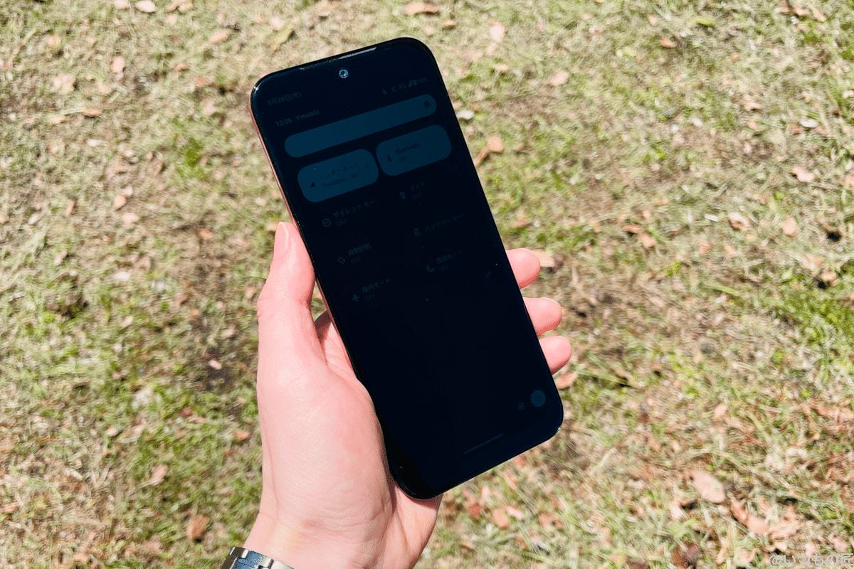 android-one-s10-screen-brightness | ガジェットレビューの匠 晴天時のAndroid One S10の画面の写真。ディスプレイの明るさ設定を最大にしている様子。