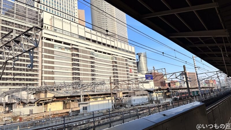 新幹線ホームから見るビル