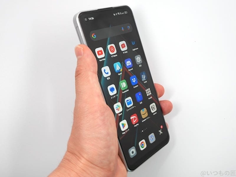 oppo reno9 a 手持ち2 | ガジェットレビューの匠 OPPO Reno9 Aを手持ちした左側面