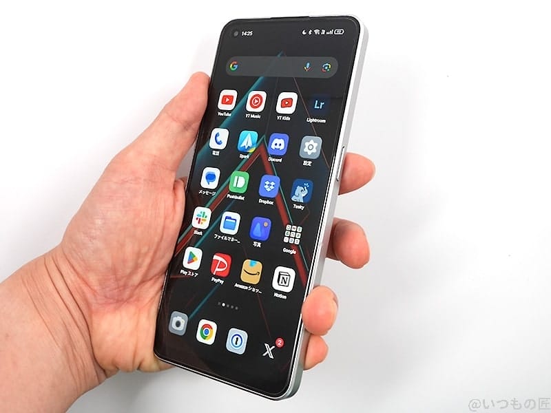 oppo reno9 a 手持ち | ガジェットレビューの匠 OPPO Reno9 Aを手持ちした右側面
