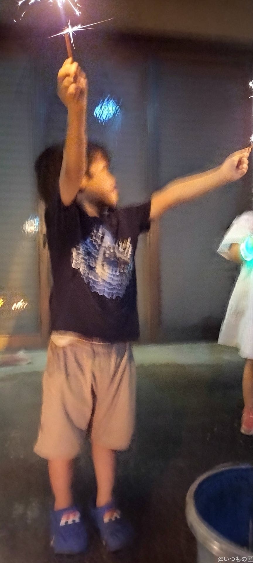 oppo-reno9a-night-etc-1 | ガジェットレビューの匠 OPPO Reno9 A 手持ち花火の人物写真