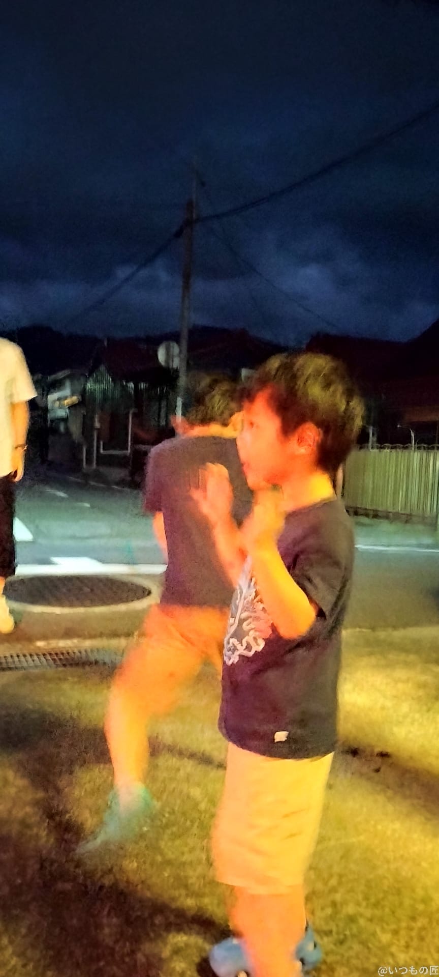 oppo-reno9a-night-etc-2 | ガジェットレビューの匠 OPPO Reno9 A 明かり下での人物写真