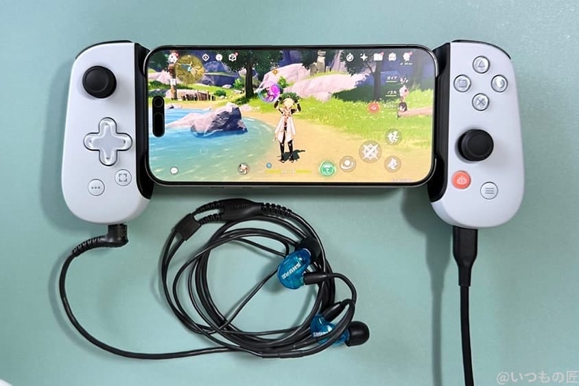 backbone oneはパススルー充電しながらイヤホンで音楽を聴ける外部接続端子を搭載している | ガジェットレビューの匠 BackBone One レビュー iPhone15 原神 パススルー充電しながらイヤホンで音楽を聴ける外部接続端子を搭載している