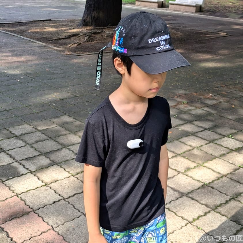 insta360go3-child-chest | ガジェットレビューの匠 Insta360 GO 3 レビュー
長男に貼り付けたカメラ